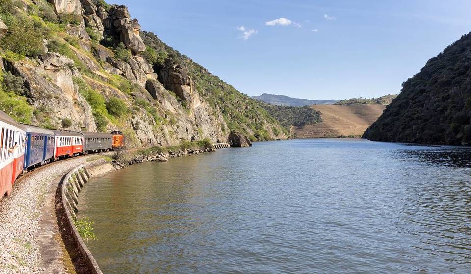 Nem de carro, nem de cruzeiro: a viagem mais autêntica pelo Douro Vinhateiro faz-se ao longo de 36 quilómetros numa carruagem do início do século XX