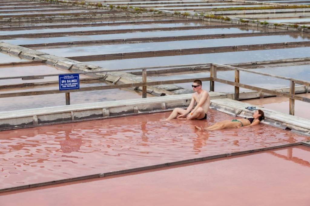 La plage de Noeirinha se trouve dans une ancienne saline où tu peux te détendre et prendre soin de ta peau aussi