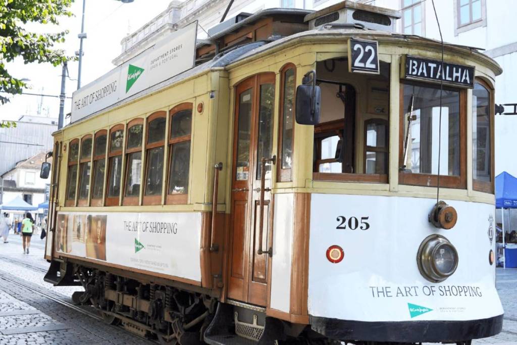 La línea 22 del tranvía histórico de Oporto vuelve a circular por las calles de la ciudad