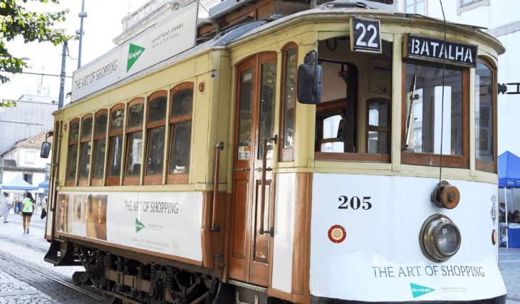 Casi cinco años después, el tranvía de la línea 22 vuelve a circular por las calles del centro histórico de Oporto