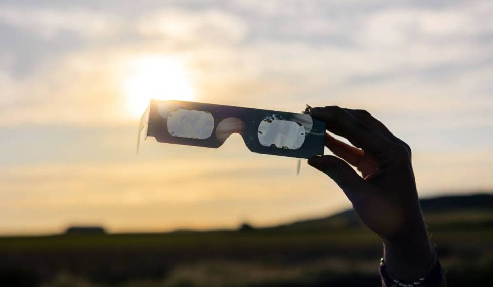 Oublie les lunettes de soleil classiques : les erreurs d’observation de l’éclipse solaire qui causent des lésions permanentes (et indolores) à la rétine