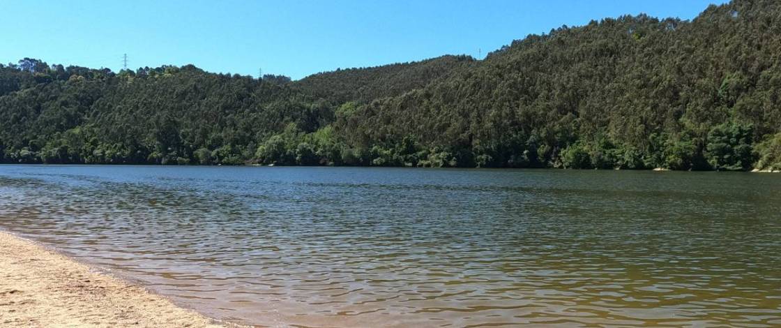 Um oásis de água doce a 20 minutos do Porto: descobre o extenso areal banhado pelo Douro que está na corrida a Praia Fluvial do Ano