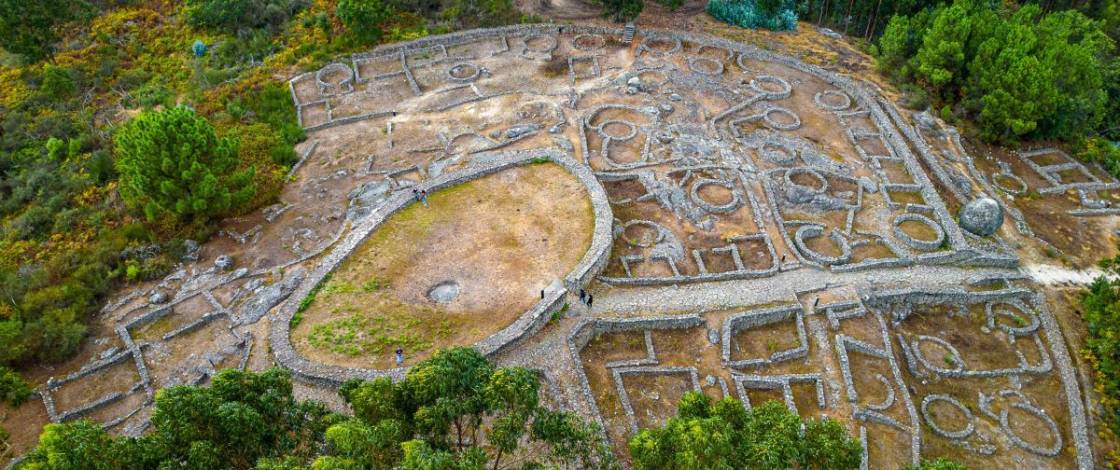 A cerca de 40 minutos do Porto, descobre a “pequena Machu Picchu” da Península Ibérica: a “Cidade Morta” erguida a 400 metros de altura
