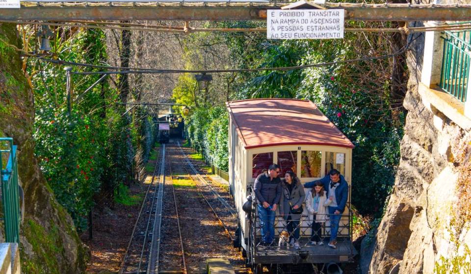 El funicular de más de 140 años que sube por una colina sagrada cerca de Oporto —solo con la fuerza del agua