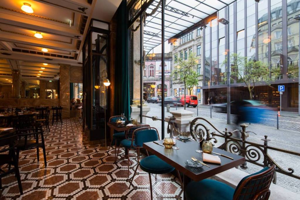 vistas a la histórica «A Brasileira» en pleno centro de Oporto