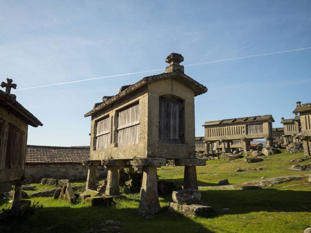 Graneros en el castillo de Lindoso