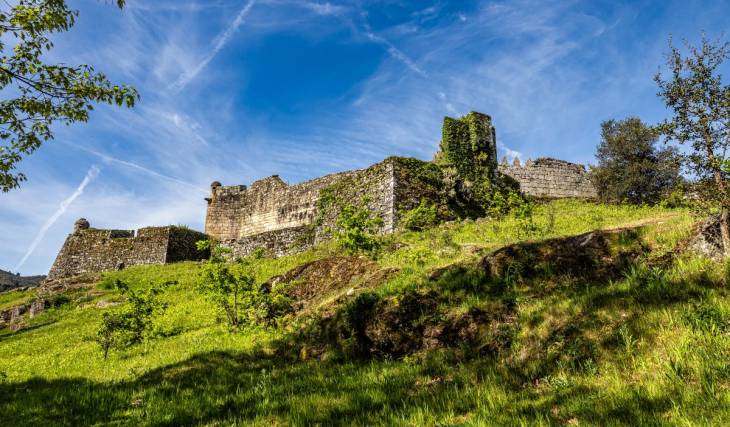 Um castelo medieval na fronteira norte de Portugal — há mais de 750 anos a vigia
