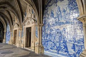 En el corazón del centro histórico de Oporto, declarado Patrimonio de la Humanidad por la UNESCO: descubre uno de los monumentos más antiguos, claustros decorados con azulejos y unas vistas espectaculares