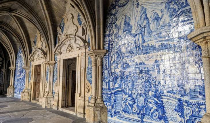 No coração do Centro Histórico do Porto classificado pela UNESCO: descobre um dos monumentos mais antigos, claustros decorados com azulejos e vistas espetaculares