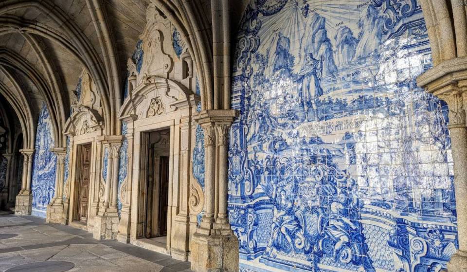 En el corazón del centro histórico de Oporto, declarado Patrimonio de la Humanidad por la UNESCO: descubre uno de los monumentos más antiguos, claustros decorados con azulejos y unas vistas espectaculares