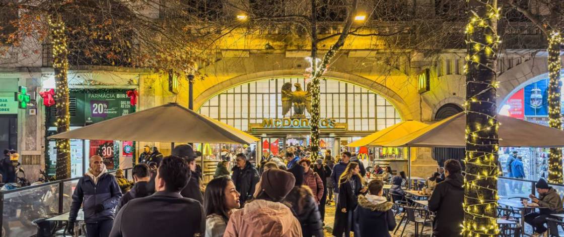 Há 90 anos, este café dos Aliados tinha porta giratória e lustres de cristal; hoje é o McDonald’s mais famoso do Porto