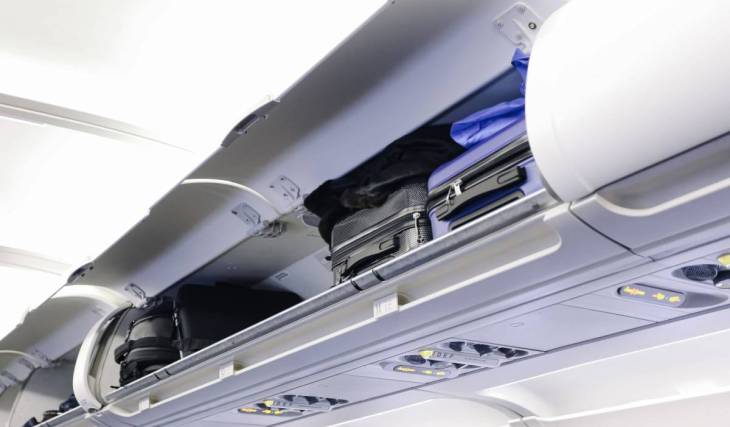 Se acabaron las tasas extra por las mochilas en el avión: la nueva directiva europea para 2027 garantiza un artículo personal gratuito a todos los viajeros, con excepciones vigentes debido al Brexit en los vuelos desde el Reino Unido
