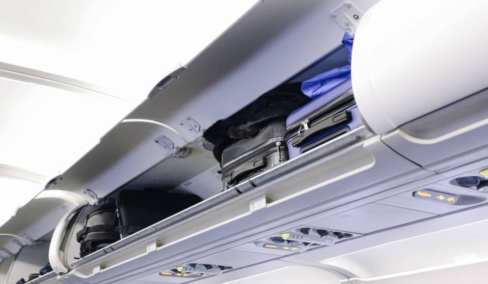 Se acabaron las tasas extra por las mochilas en el avión: la nueva directiva europea para 2027 garantiza un artículo personal gratuito a todos los viajeros, con excepciones vigentes debido al Brexit en los vuelos desde el Reino Unido