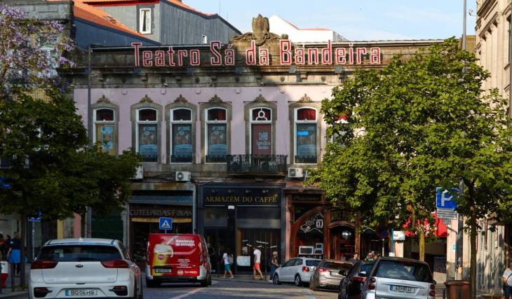 A 12 de novembro de 1896, o Porto viu os primeiros filmes de um realizador português no Teatro do Príncipe Real; 130 anos depois, a sala de 786 lugares, hoje Teatro Sá da Bandeira, continua de portas abertas