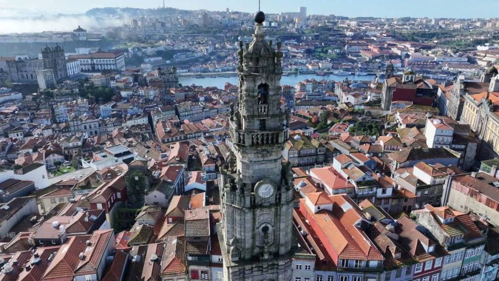 vista aérea para a imponente torre dos clérigos