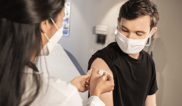 COVID-19 : changements au passeport vaccinal et un calendrier de vaccination accéléré