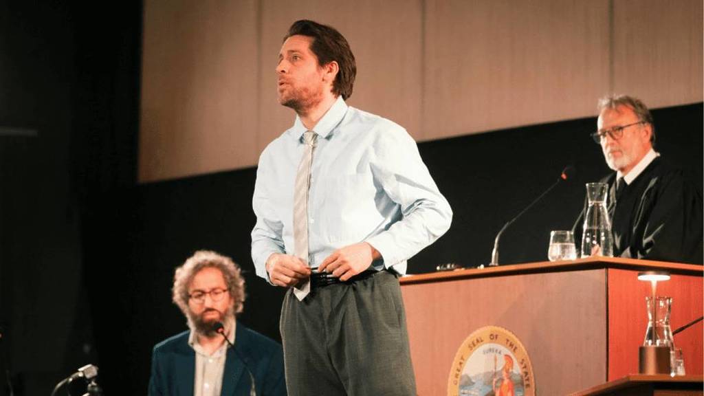 Photo de 3 acteurs en pleine représentation d'une pièce