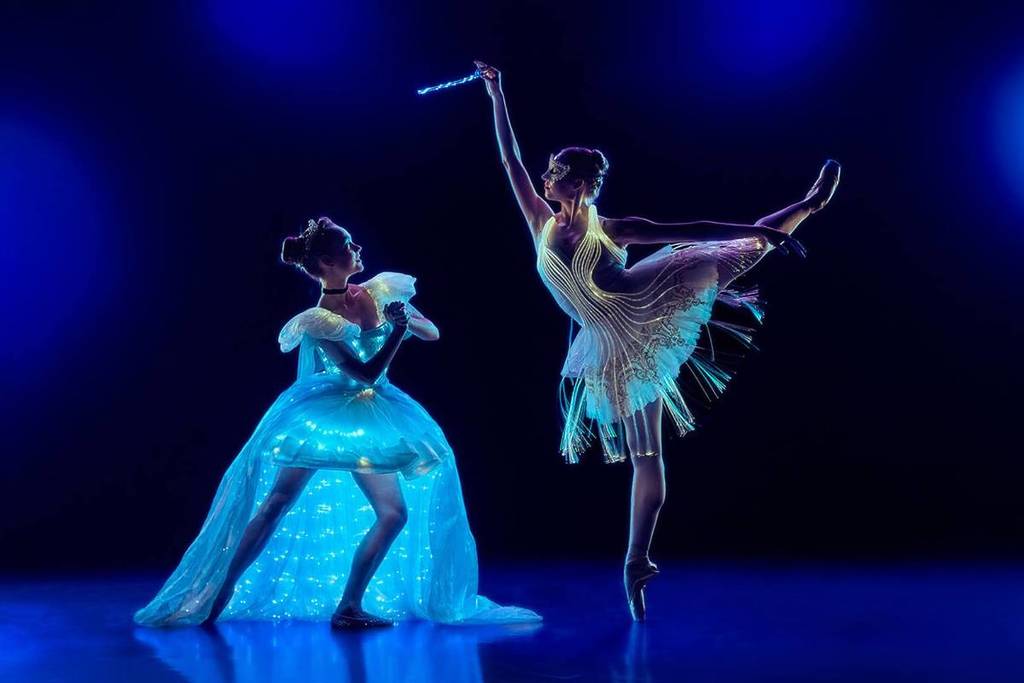Représentation de Cendrillon et la fée dans le spectacle lumineux Ballet of Lights
