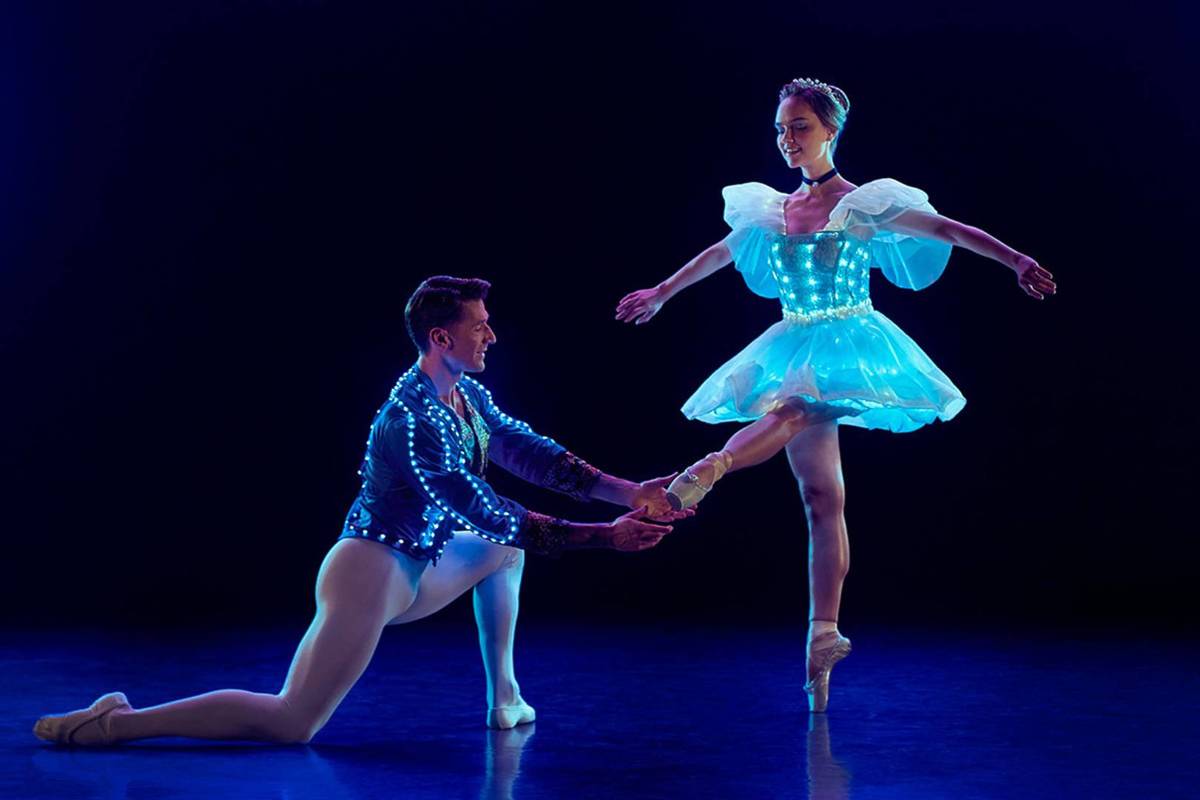 Cendrillon et le prince charmant dans le spectacle lumineux Ballet of Lights