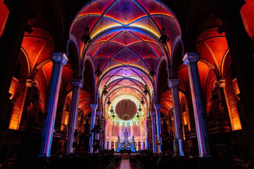 Cette église se transforme en un chef-d&rsquo;œuvre de lumière: l&rsquo;expérience AURA qui a conquis Montréal et Paris est enfin à Québec