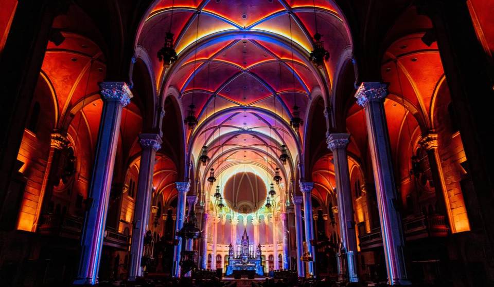 Cette église se transforme en un chef-d&rsquo;œuvre de lumière: l&rsquo;expérience AURA qui a conquis Montréal et Paris est enfin à Québec