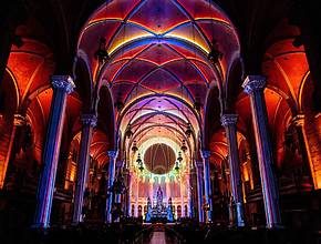 Après avoir accueilli plus de 40 000 visiteurs, l&rsquo;expérience de son &amp; de lumière AURA se dresse de ses plus belles couleurs cet été