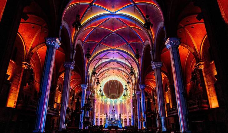 Après avoir accueilli plus de 40 000 visiteurs, l’expérience de son & de lumière AURA se dresse de ses plus belles couleurs cet été
