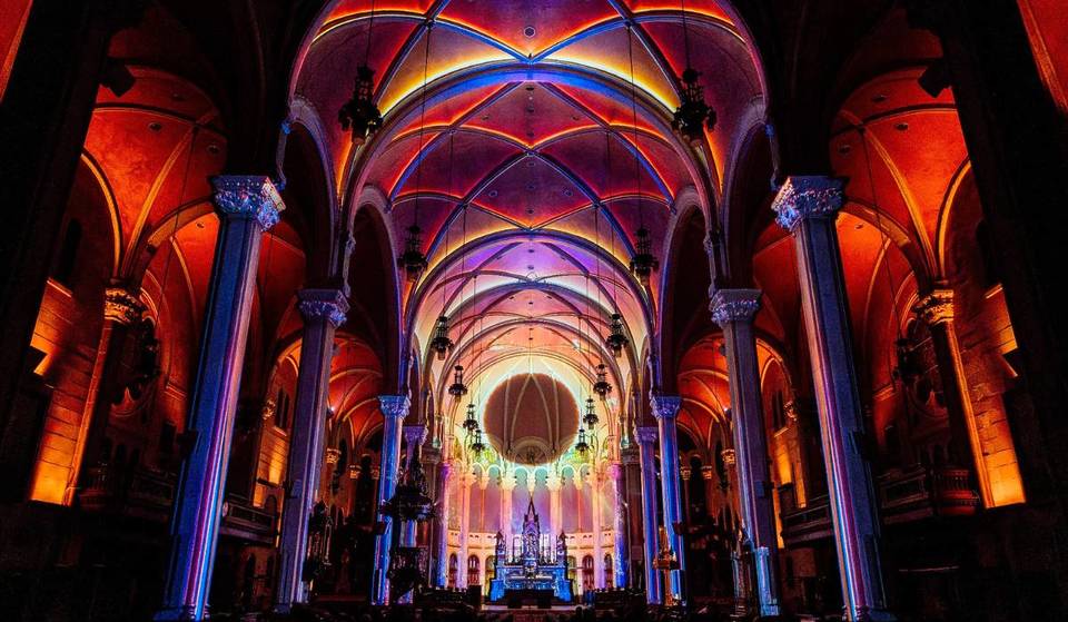 L&rsquo;église Saint-Roch s&rsquo;habille de ses plus belles couleurs ce printemps, grâce à l&rsquo;expérience  de son &amp; de lumière AURA