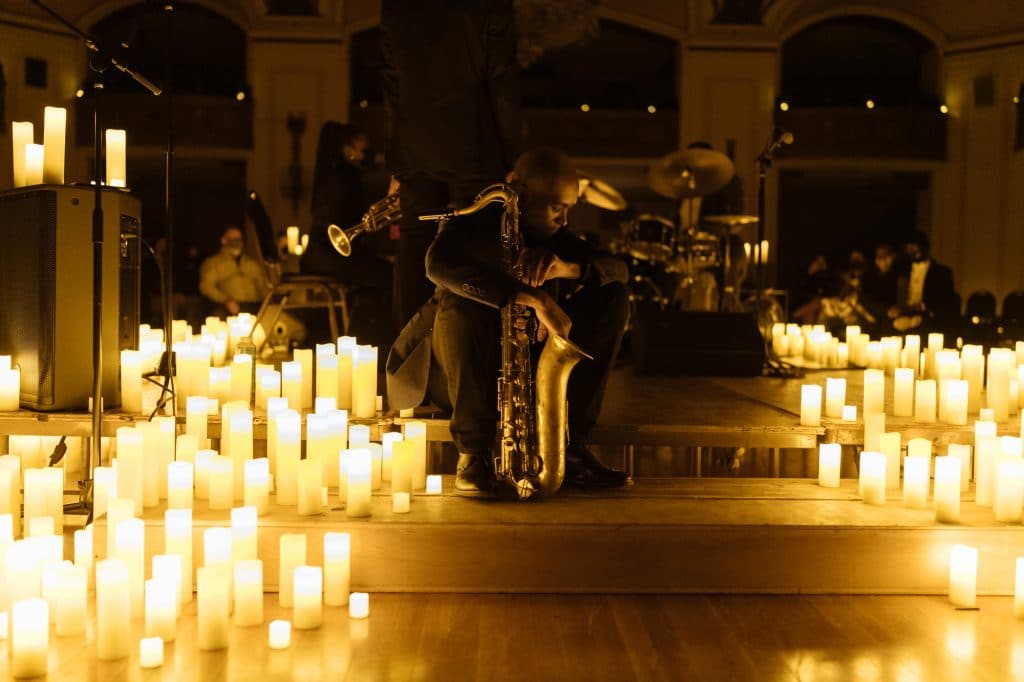 O melhor de Ray Charles e Frank Sinatra em um lindo concerto de Jazz à