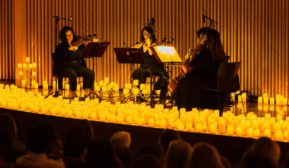 Você não vai acreditar na beleza desses palcos iluminados por milhares de velas com os concertos que estão encantando o Rio de Janeiro