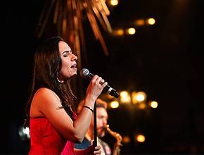 Estes shows de jazz ao vivo surpreendem com a união de sons clássicos e contemporâneos no coração do Rio de Janeiro