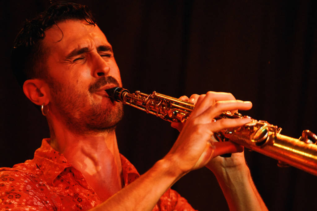 Descubra o refúgio musical no Rio onde o Jazz ganha vida em noites intimistas, repletas de improviso e swing