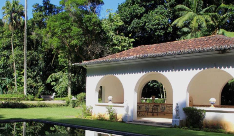 Cercado pela Floresta da Tijuca, este museu já foi cenário de novela e possui coleção de azulejos portugueses, arte oriental e mais itens históricos – entrada gratuita!