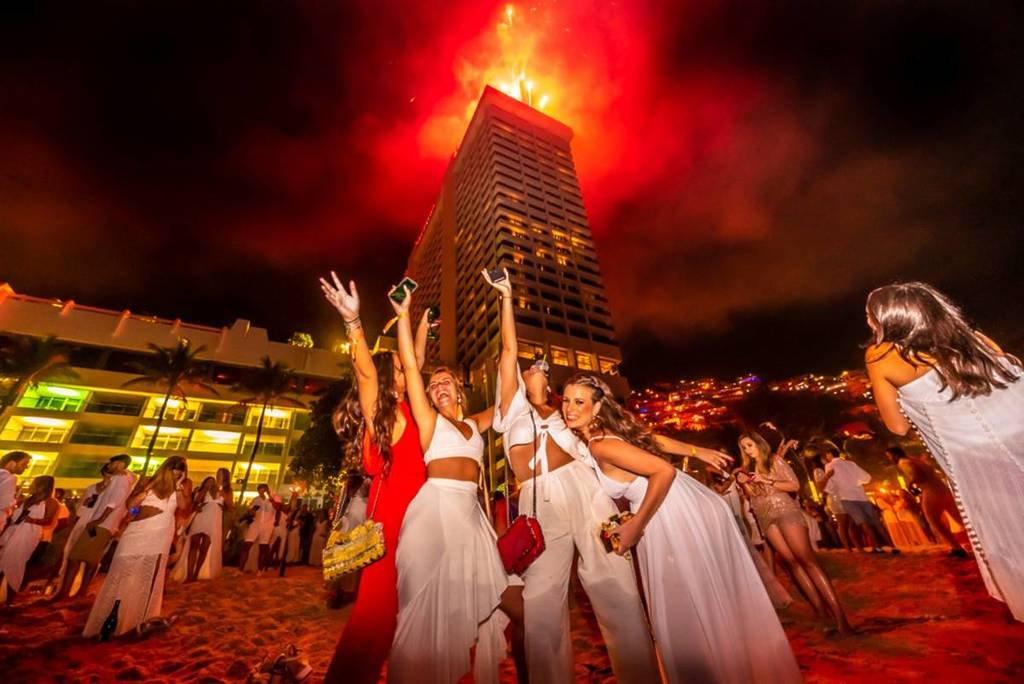 This is one of the best New Year&#8217;s Eve parties, with three stages, an exclusive fireworks show and a breathtaking view of Rio de Janeiro!