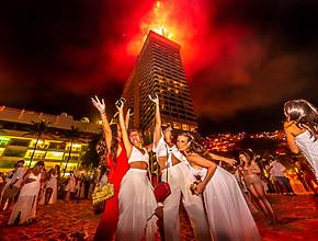 Essa é uma das melhores festas de Ano Novo, com três palcos, show de fogos exclusivo e uma vista deslumbrante do Rio de Janeiro!