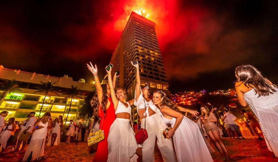 Essa é uma das melhores festas de Ano Novo, com três palcos, show de fogos exclusivo e uma vista deslumbrante do Rio de Janeiro!