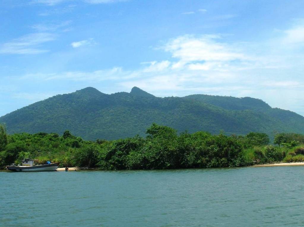 Poucos cariocas sabem, mas existe um “vulcão” extinto a menos de 3 horas do Rio com uma vista impressionante!