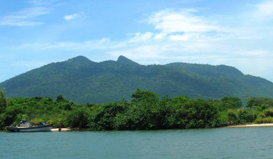 Poucos cariocas sabem, mas existe um &#8220;vulcão&#8221; extinto a menos de 3 horas do Rio com uma vista impressionante!