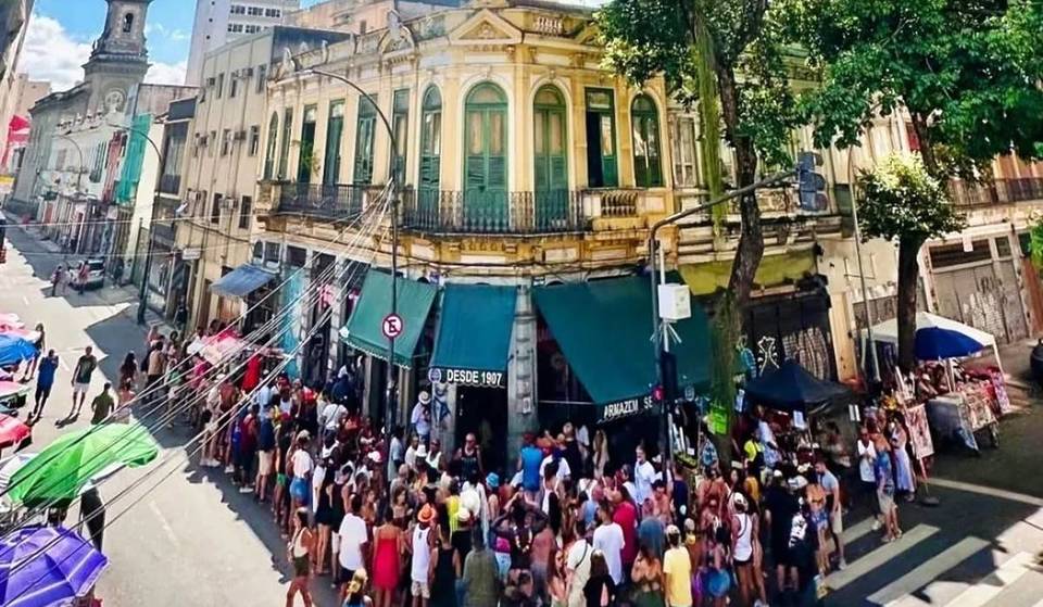 A mais legal do mundo! A rua do Rio que virou ponto de encontro e combina samba centenário com gastronomia de chef