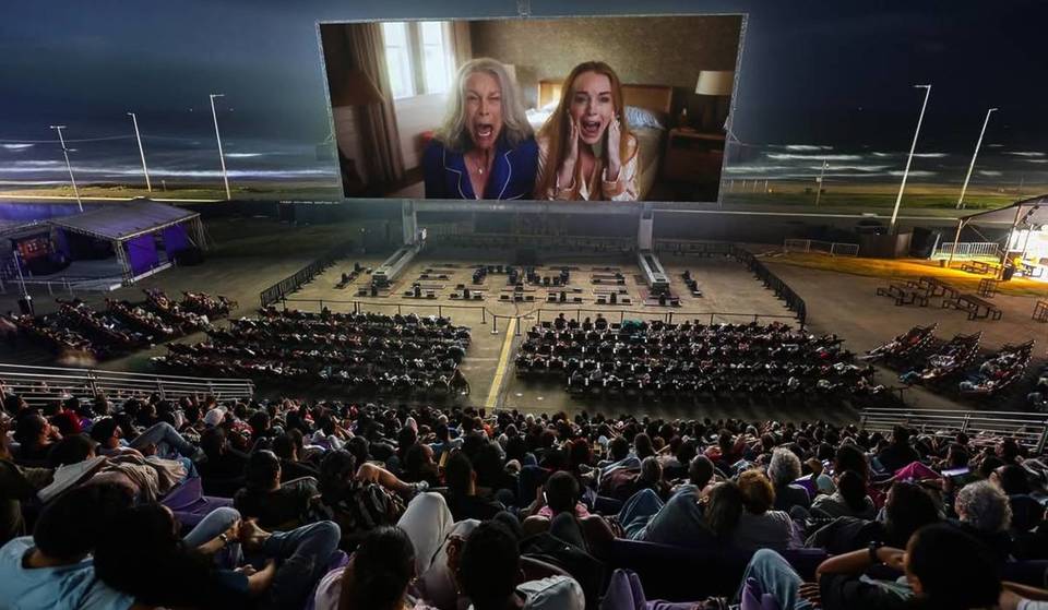 O maior cinema a céu aberto do mundo de volta ao Rio de Janeiro: tela do tamanho de uma quadra de tênis, filmes do Oscar, shows ao vivo e mais atrações!