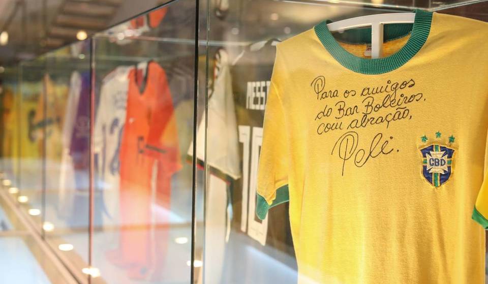 Exposição gratuita no Rio reúne relíquias do futebol e da Copa do Mundo: passaporte de 1938, camisas de ídolos e mais de 250 itens históricos