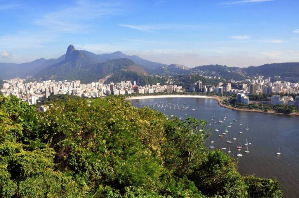 Esta ruta gratuita y arbolada te lleva hasta la cima del Morro da Urca, con vistas a los lugares más emblemáticos de Río de Janeiro