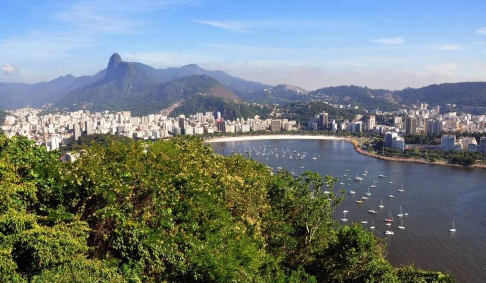 Essa trilha gratuita e arborizada te leva ao topo do Morro da Urca, com vista para os mais famosos cartões-portais do Rio de Janeiro