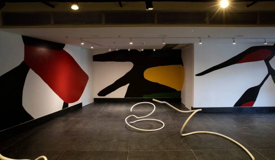 Free exhibition at Caixa Cultural in Rio de Janeiro brings together paintings, installations, and sculptures by Tomie Ohtake and Alice Shintani