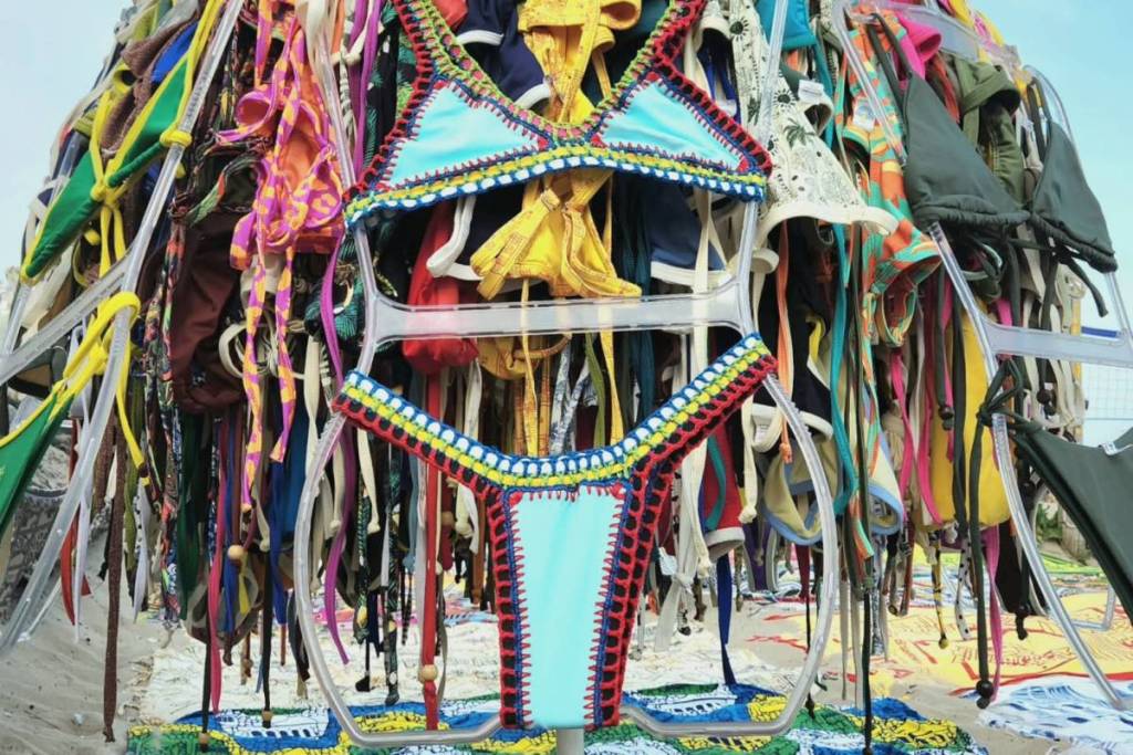 Exposição gratuita no Centro do Rio reúne 120 fotografias inéditas da orla carioca e transforma o improviso das praias em arte