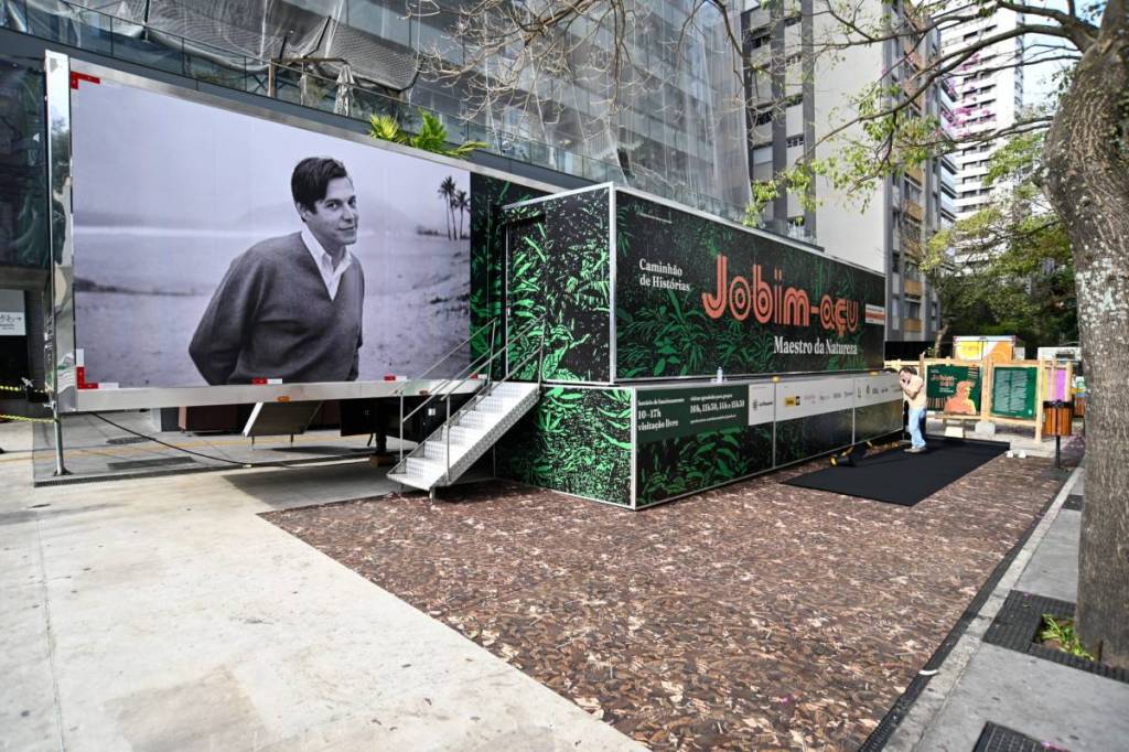 Exposição gratuita e imersiva no Rio transforma caminhão em floresta da Mata Atlântica para celebrar os 100 anos de Tom Jobim