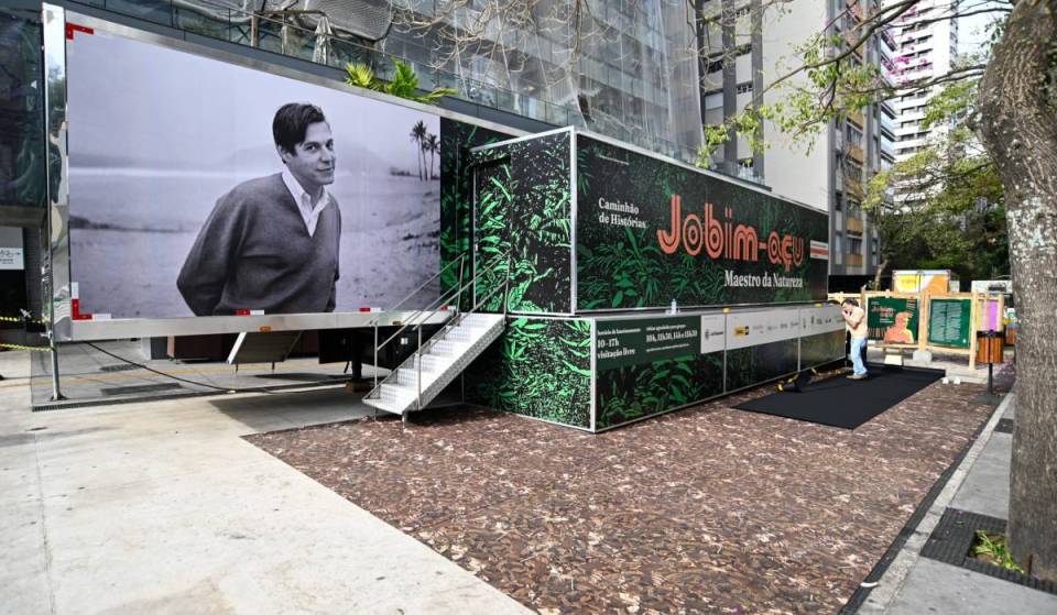 Exposição gratuita e imersiva no Rio transforma caminhão em floresta da Mata Atlântica para celebrar os 100 anos de Tom Jobim
