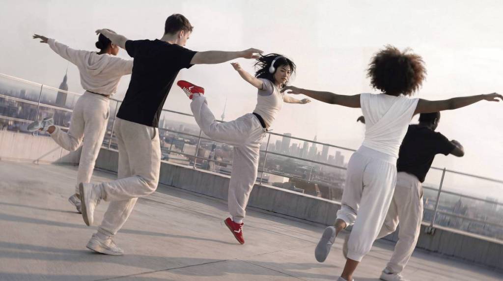 Bershka oferece aula de dança grátis com coreógrafo profissional — saiba como participar!
