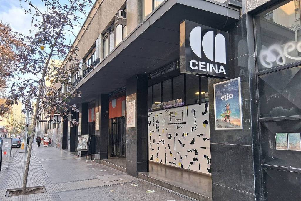 Tardó más de medio siglo en abrir por culpa de un terremoto: el edificio en Santiago que pasó de “catacumbas” a importante centro cultural donde ir a ver conciertos