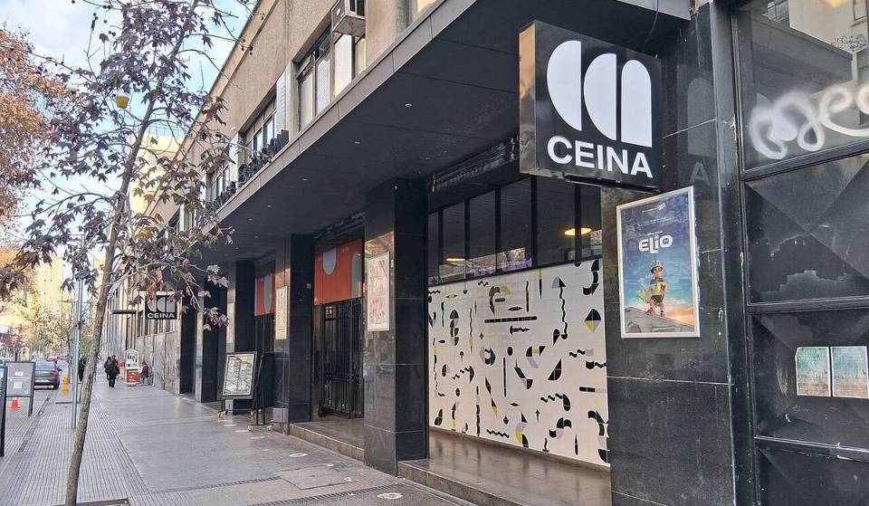 Tardó más de medio siglo en abrir por culpa de un terremoto: el edificio en Santiago que pasó de “catacumbas” a importante centro cultural donde ir a ver conciertos